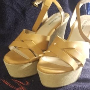 STEVEN MADDEN 7.5 tan wedge satrapy sandles